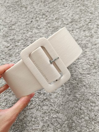 Pantalón de pinzas con cinturón Zara