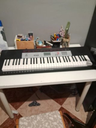 Teclado electrónico casi sin usar