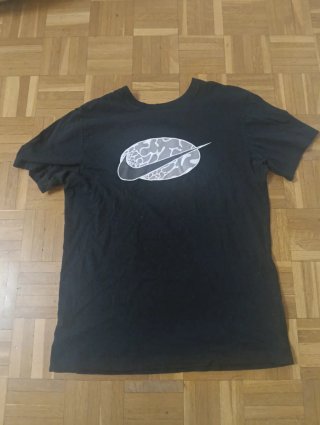 Camiseta Nike Negra con Diseño