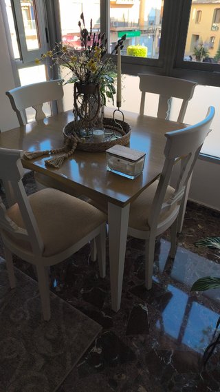 Mesa de comedor de madera y  blanca extensible