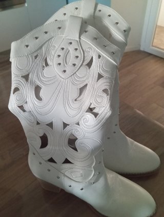 Stivali estivi bianchi con borchie