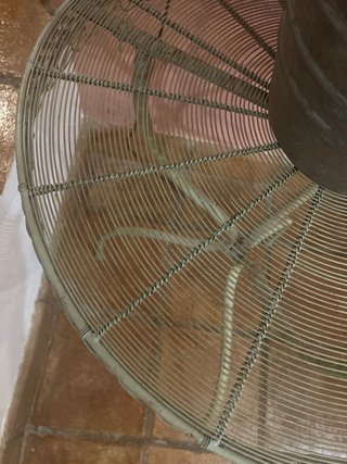 Mesa de forja y mimbre