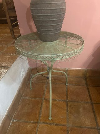Mesa de forja y mimbre