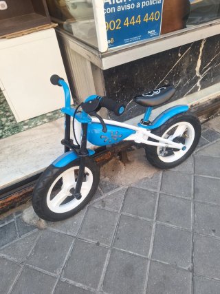 Bicicleta sin pedales azul niño