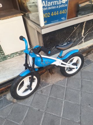 Bicicleta sin pedales azul niño