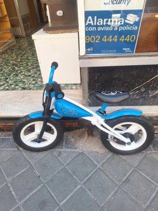 Bicicleta sin pedales azul niño
