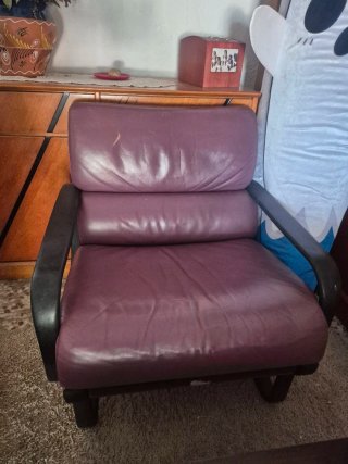 Sillón de piel morado