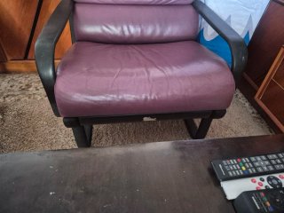 Sillón de piel morado