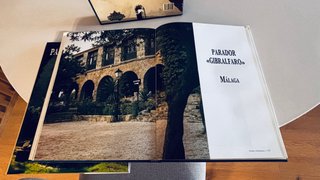 2 libros de Paradores de Turismo de Espana