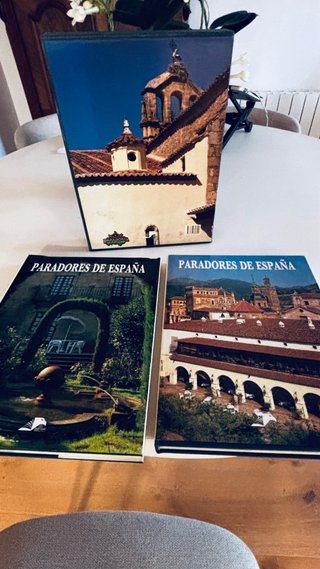 2 libros de Paradores de Turismo de Espana