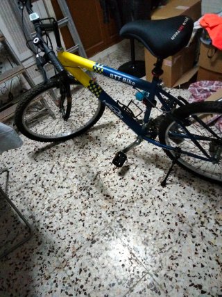Bicicleta de Montaña Azul y Amarilla