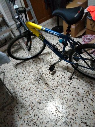 Bicicleta de Montaña Azul y Amarilla