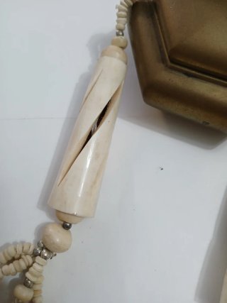 Collana vintage osso intagliato