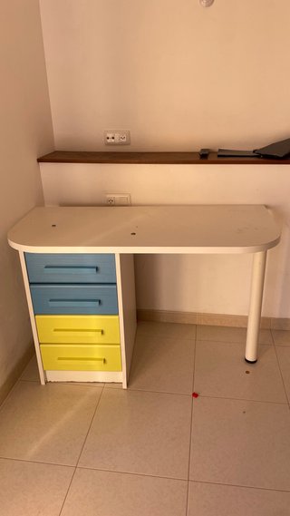 Scrivania per bambini con cassetti colorati