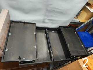 Caja de madera negra con cierres metálicos