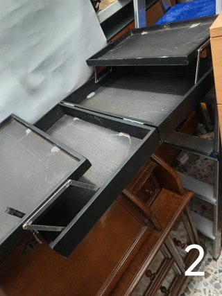 Caja de madera negra con cierres metálicos