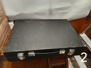Caja de madera negra con cierres metálicos