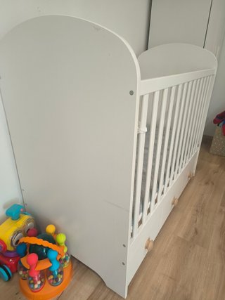 Cuna de bebé blanca con cajones