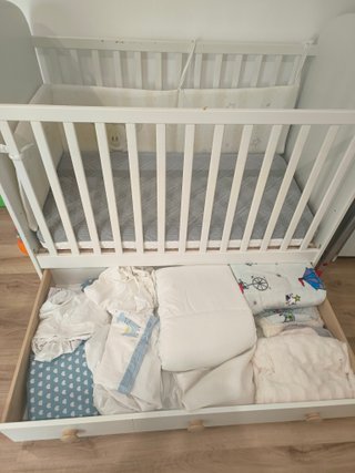 Cuna de bebé blanca con cajones