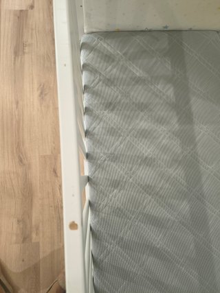 Cuna de bebé blanca con cajones