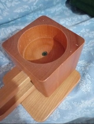 Portacandele in legno con candela gialla