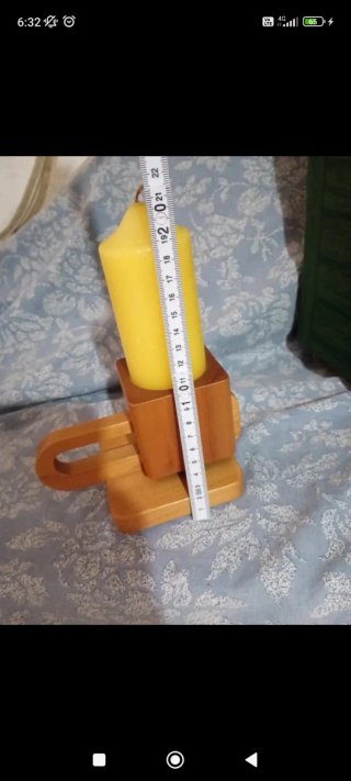 Portacandele in legno con candela gialla