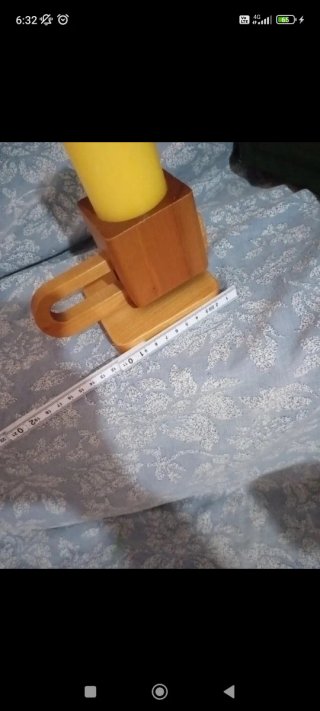 Portacandele in legno con candela gialla