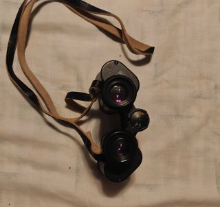 Prismáticos con funda y correa de la antigua URSS