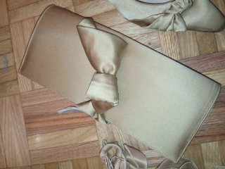 Zapatos Bolso Tocado Pilar Burgos Oro regalo funda
