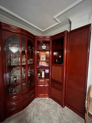 Mueble de comedor de madera y cristal
