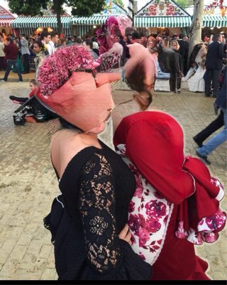 Traje de flamenca negro con volantes y manton rojo