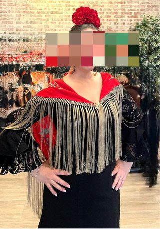 Traje de flamenca negro con volantes y manton rojo
