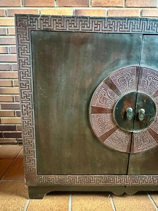 Mueble aparador con bonitos detalles ornamentales