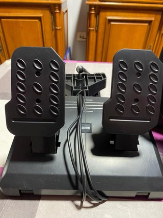 Volante y Pedales PS4 Thrustmaster