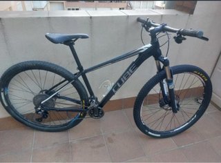 Bicicleta de Muntanya BTT marca Cube