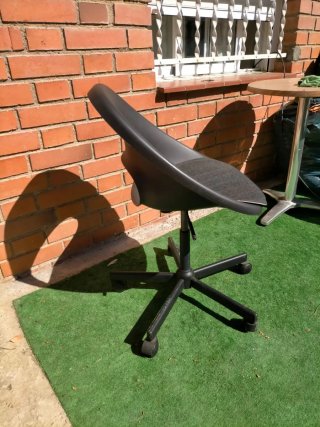 Silla de oficina negra y gris