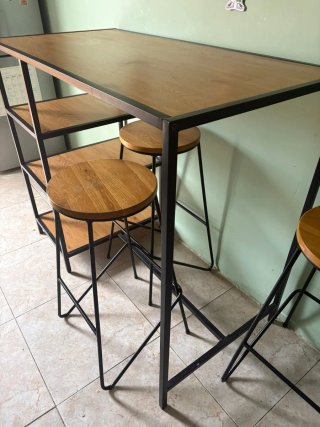 Mesa alta con 3 taburetes