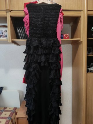 Vestido negro con volantes