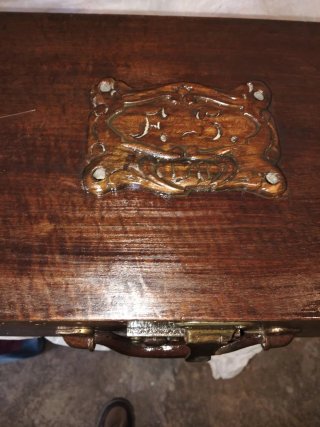 Caja de madera antigua decorada