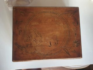 Caja de madera antigua decorada