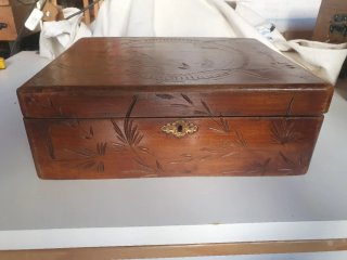 Caja de madera antigua decorada