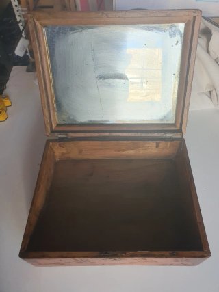 Caja de madera antigua decorada