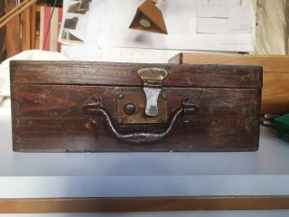 Caja de madera antigua decorada