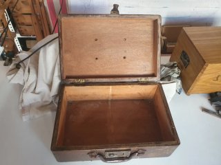 Caja de madera antigua decorada