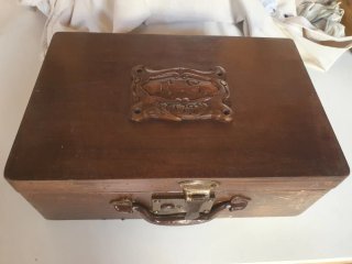 Caja de madera antigua decorada