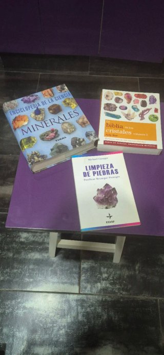 Tres libros de piedras minerales