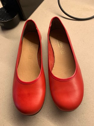 Zapatos planos de piel rojos