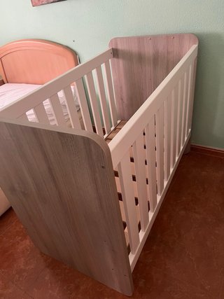 Cuna de madera y blanca