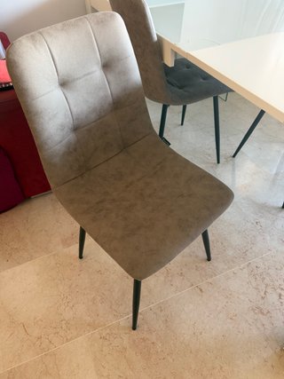 Muebles de comedor, mesa, sillas, cómoda, mesita