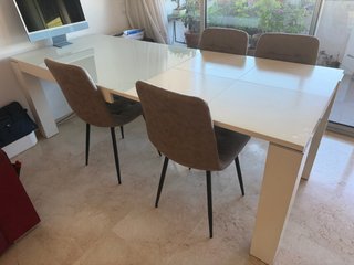 Muebles de comedor, mesa, sillas, cómoda, mesita